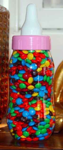 Fill the bottle with treats. Have guests guess how many there are. Who ever is the closest takes the treat home. Mesas Para Baby Shower, Baby Shower Host, Boy Baby Shower Ideas, Shower Bebe, Fun Baby Shower Games, Fete Halloween, Baby Shower Planning, Baby Shower Fun, Baby Time