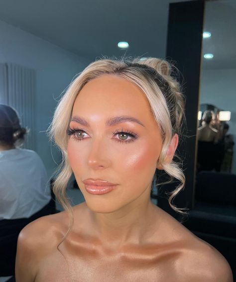 Wedding guest Glam 💛✨☁️ The prettiest soft glam… glowy lids & peachy tones 😍 Use “LFTFJASMINEEVE” at checkout @lookfantastic on products l… | Instagram Wedding Guest Glam, Bride Makeup Natural, Maybelline Lifter Gloss, Maybelline Lifter, Lifter Gloss, Illuminating Primer, Setting Mist, Wedding Guest Makeup, Cake Face