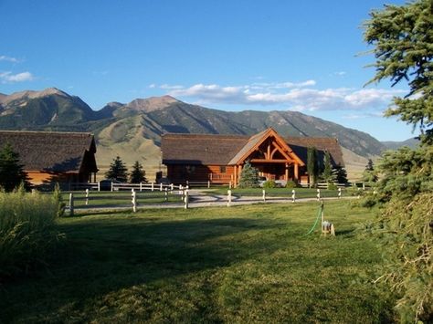 Work on a ranch in Montana! Bucketlist Montana Ranch House, Montana Living, Dream Ranch, Ranches Living, Montana Ranch, Montana Homes, Ranches For Sale, House Dream, Modern Ranch