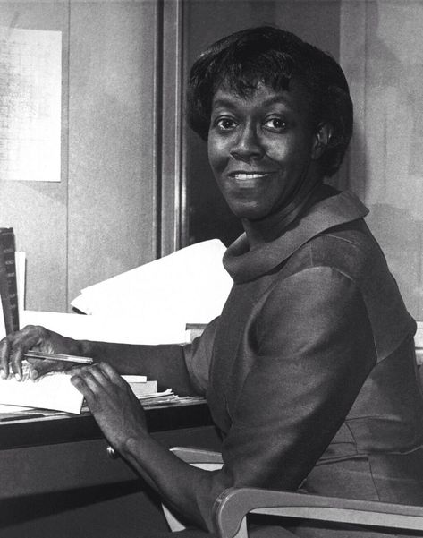 May 5,1950, Gwendolyn Brooks became the first African American to be awarded the Pulitzer Prize for poetry Gwendolyn Brooks, Poem Art, Free Verse, John Brown, Writing Desks, Pulitzer Prize, Black Knowledge, American Poets, We Are The World