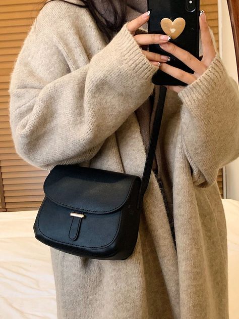Black Casual,Elegant,Fashionable Collar  PU Leather Plain Saddle Bag Embellished   Women Bags Black Crossbody Bag Aesthetic, One Side Bags For Women, Side Purse For Women, Side Bag Outfit, Black Purse Outfit, Ladies Purses Handbags Style, Cross Bags For Women, Basic Bags, Black Side Bag