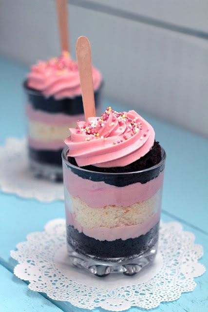 cake in a glass - these kind of glasses might be easier to find and mini trifles seem very "tea party" themed... Mini Trifle, Shot Glass Desserts, Buffet Dessert, Cake Shots, Mason Jar Desserts, Dessert Shooters, Desserts In A Glass, Dessert Shots, Cake In A Jar