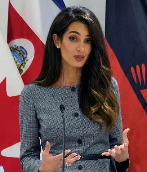 Women New York Outfits, Amal Clooney Suit, Amal Clooney United Nations, Amal Clooney Pregnant, Amal Clooney Style Work, Politician Woman, Chic Corporate Outfits, Elegant Woman Outfit, Model United Nations Outfit