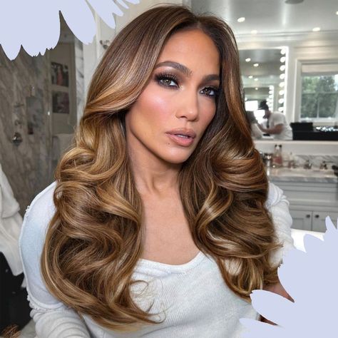 The bounce blowout is the next-level hair trend you need to know about. Grab your round brush, because in case you hadn't heard, 2022 is the year that luxe. Jlo Hair Colors, Jlo Hair, Jennifer Lopez Hair, Hair Colorful, Bouncy Hair, Blow Dry Hair, Hair Mousse, Blowout Hair, Wedding Hair And Makeup