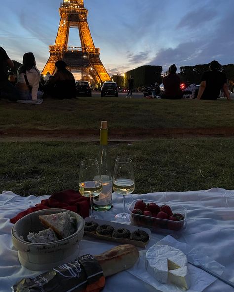 Eiffel Tower Picnic Aesthetic, Paris Picnic Aesthetic, Eiffel Tower Picnic, Picnic Paris, Birthday In Paris, Places To Travel In Europe, Paris Picnic, Picnic In Paris, Parisian Summer