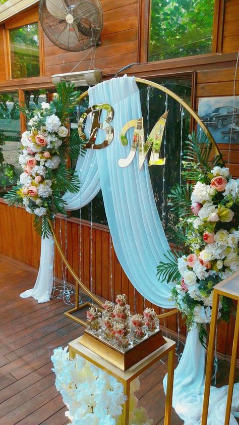 Hula Hoop Backdrop Ideas, Hula Hoop Decoration Wedding, Hula Hoop Backdrop, Hoop Wedding Backdrop, Hula Hoop Decoration, Floral Hoop Wedding, Reception Decoration Ideas, Wedding Stage Backdrop, Moon Gate