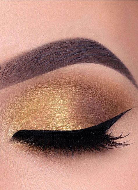 35. Beautiful yellow gold makeup look Add a sparkly to your look with eye makeup like this! Here we have gold yellow eyelids and... Gold Makeup Looks For Prom, Golden Smokey Eye Makeup, Gold Eyeshadow Looks, Gold Eye Makeup Tutorial, Yellow Eye Makeup, Gold Makeup Looks, Eye Makeup Images, Yellow Makeup, Pretty Eye Makeup