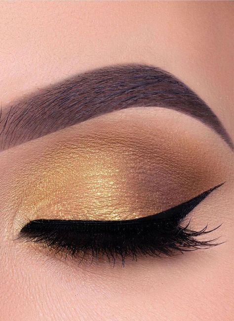 35. Beautiful yellow gold makeup look Add a sparkly to your look with eye makeup like this! Here we have gold yellow eyelids and... Yellow Gold Makeup, Simple Gold Eye Makeup, Band Makeup, Gold Eyeshadow Looks, Gold Eye Makeup Tutorial, Yellow Eye Makeup, Natural Pretty, Eye Makeup Images, Gold Makeup Looks