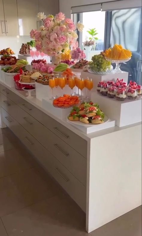 Breakfast Brunch Party, Brunch Party Decorations, Decoration Buffet, Food Set Up, Catering Food Displays, Catering Ideas Food, Lake Food Ideas Summer, Food Ideas Summer, Wedding Morning