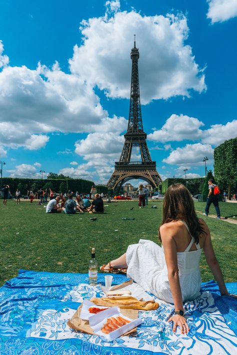 Paris A Quick Guide - Blue Mountain Belle Paris Picnic Aesthetic, Eiffel Tower Picnic, Picnic Paris, Paris Travel Outfits, Picnic Couple, Paris Photography Eiffel Tower, Paris Vibe, Paris Picnic, Picnic In Paris