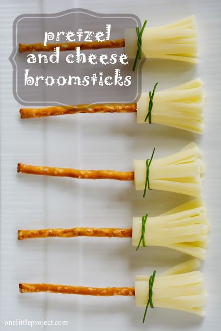 Halloween Treat: Cheese and Pretzel Broomsticks.  These are so easy and such a cute idea for a Halloween themed treat! Pretzel Broomsticks, Dolci Harry Potter, Harry Potter Food Ideas, Snack Halloween, Banana Ghosts, Harry Potter Snacks, Halloween Party Bags, Halloween Favor Bag, Fall Party Food