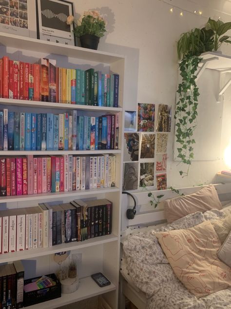 Book Shelf Aesthetic Wallpaper, Bedroom Ideas With Books, Studio Apartment Library, Cute Bookshelf Ideas Aesthetic, Bedroom Bookshelves Aesthetic, Room Library Ideas Small, Custom Book Shelves, Book Girl Bedroom Aesthetic, Korean Bookshelf