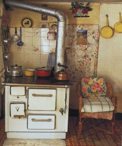 . Kitchen Cooker, Alter Herd, Granny Pods, Deco House, Old Stove, Vintage Stoves, Kitchen Stove, Old Kitchen, Cottage Kitchen