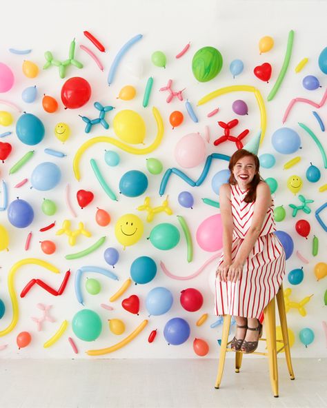 Balloon Garland With Long Balloons, Flower Balloon Wall, Ballon Wall Decorations, Decor Photobooth, Diy Photo Booth Backdrop, Ideas Fiesta, Booth Backdrops, Simple Birthday Decorations, Box Photo