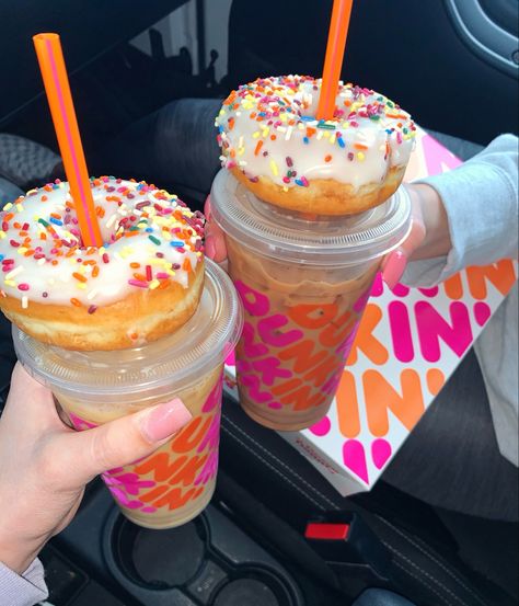 Essen, Starbucks Recipes, Dunkin Donuts Coffee Drinks, Dunkin Donuts Iced Coffee, Bebidas Do Starbucks, Coffee And Donuts, Sleepover Food, Junk Food Snacks, Think Food