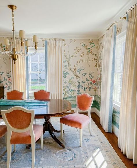 Formal Dining With Wallpaper, Round Dining Table Formal, Floral Wallpaper Dining Room Ideas, Victorian Homes Interior Living Room, Chinoiserie Wallpaper Dining Room, Wallpaper Dining Room Ideas, Feminine Dining Room, Wallpapered Dining Room, Dining Room Eclectic