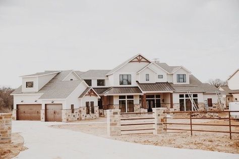 Farmhouse Washing Room, Cute Country House Farmhouse, Rug And Cowhide Layered, Farmhouse Style Home Exterior, Future House Goals Dream Homes Farmhouse, Barndominium Homes Exterior, Morden Farm Style House, House With Shop Next To It, Ranch Style Homes Kitchen