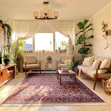 Indian Homes Living Room, Interior Design For Indian Homes, Persian Living Room Style, Afghan Carpet Living Room, Iranian Decoration Home, Persian Style Bedroom, Iranian Rugs Living Rooms, Persian Living Room Decor, Persian Home Decor Interior Design