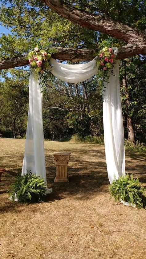 Romantic Wedding Decor, Oak Tree Wedding Ceremony, Tree Wedding Ceremony, Oak Tree Wedding, Deco Champetre, Boda Diy, Wedding Ceremony Backdrop, Outdoor Wedding Decorations, Ceremony Backdrop