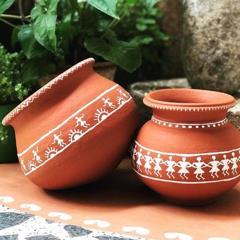 Warli art Pot Painting ! By Kavithaanup @jr.pencilandchai A Art Station ! #shortoniphone #iphone7plus . . #warliart #pot #painting #art… Painting On Pot, Dogs Crafts, Fabric Canvas Art, Warli Paintings, Worli Painting, Warli Painting, India Crafts, Warli Art, Pot Painting