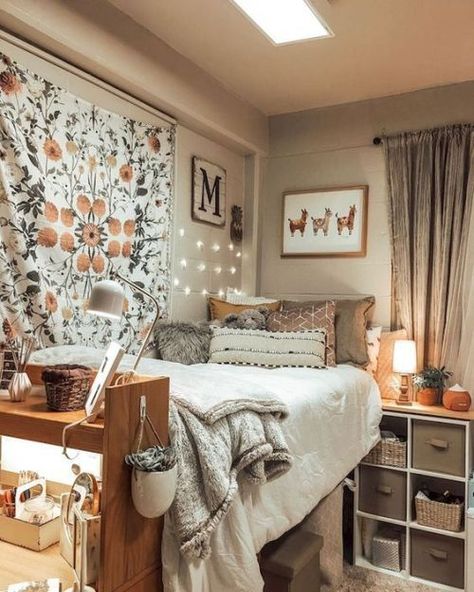 Apartment Decorating College Bedroom, College Bedroom Decor, Boho Dorm Room, Dorm Room Wall Decor, Boho Dorm, Dorm Sweet Dorm, Dorm Room Storage, College Bedroom, Dorm Inspiration