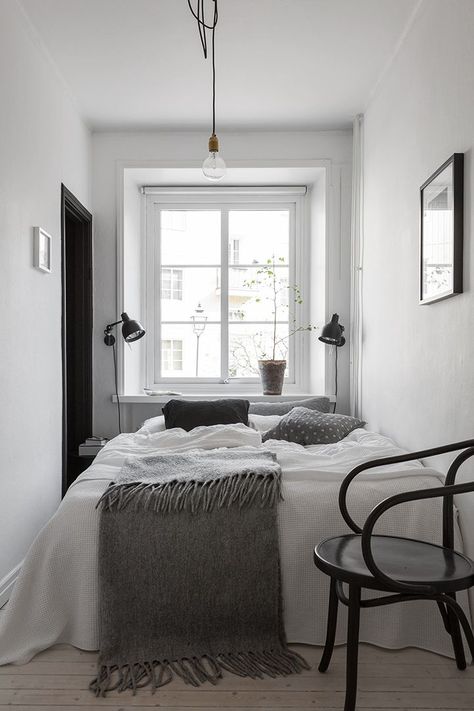 Black paint for extra dimension - via cocolapinedesign.com Small Bedroom Ideas On A Budget, Narrow Bedroom, Small Apartment Bedrooms, Apartment Bedroom Design, Decor Ikea, Small Bedroom Designs, Small Bedroom Decor, Hus Inspiration, Tiny Bedroom