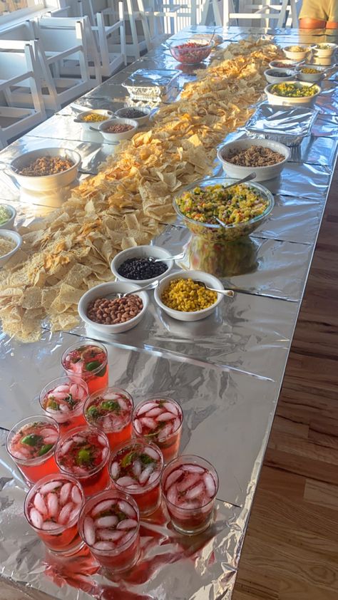 aesthetic nacho table summer dinner Nachos Table Party Ideas, Nachos On The Table, Nacho Night Ideas, Dump Dinners On Table, Taco Night Aesthetic, Nacho Table Party Ideas, Nacho Table Display, Nachos Table, Easy Group Dinner