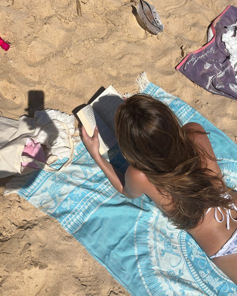 #summer #tanning #beach #reading #ocean #bikini #summervibes Tanning Pictures, Beach Girl Aesthetic, Beachy Aesthetic, Beach Tan, Tanning Tips, Sleepover Things To Do, Tan Girls, Summer Tanning, Summer Goals