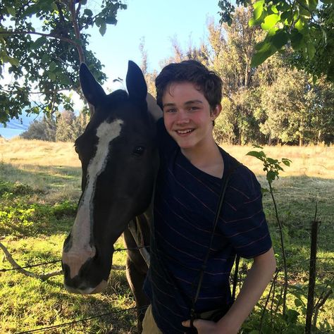 Levi Miller, A Wrinkle In Time, Popular People, Actor Picture, Gif Hunt, Teenage Boys, Video New, Daily Meals, Guys And Girls