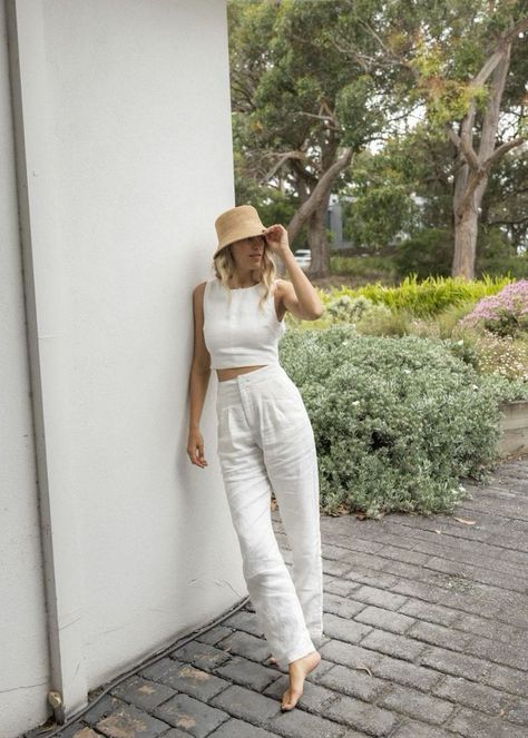 Best Summer Airport Outfit You Should Try | Aesthetic Airport Outfits Ideas For Hot Weather #aestheticoutfits Classy Laid Back Style, Minimal Feminine Style, Barcelona Outfits Summer, Going Out Summer Outfits, What To Wear In Mexico, Summer Wineries Outfit, Young Mom Outfits, Comfy Chic Outfits, Airport Outfit Summer