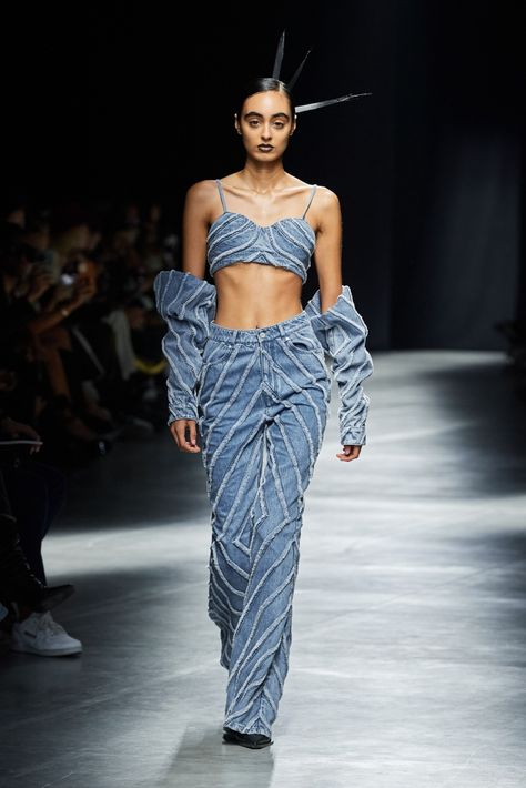 Upcycling, Haute Couture, Denim Fashion Runway, Runway Fashion Couture, Fashion Forecasting, Denim Ideas, All Jeans, Fashion Illustration Dresses, Fashion Aesthetics