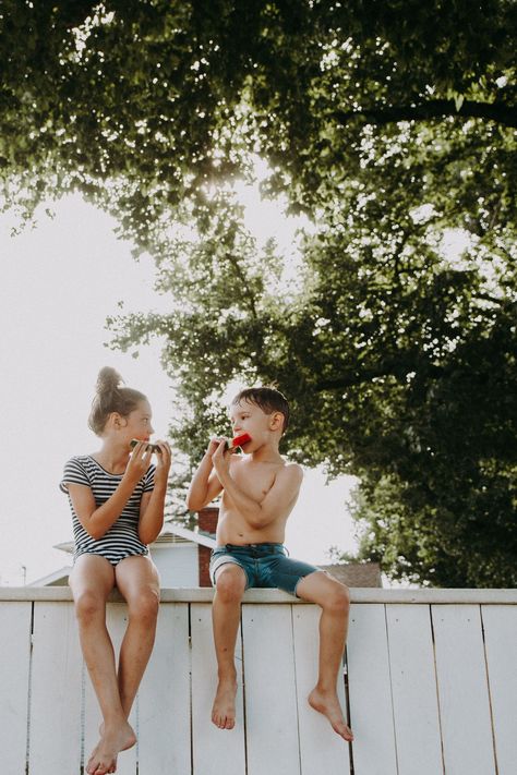 Aesthetic Family Picture, Summer Photos Family, Backyard Lifestyle Photography, Summer Aesthetic Family, 35mm Family Photography, Quirky Family Photoshoot, Family Photos Documentary, Documentary Family Photography Home, Home Documentary Photography