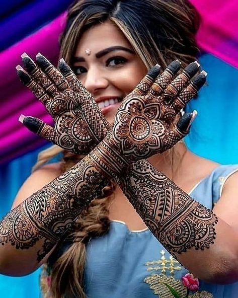 10+ Best Mehendi Artists In Udaipur – Bookmark For Your Mehendi! - SetMyWed Bridal Mehndi Photography Photo Shoot, Dulhan Mehndi Photo Shoot, Mehadi Pose Bride, Bride Mehdi Pose, Mahdi Poses, Mendhi Photo Shoot, Mehndi Girls Poss, Mahendi Shoot Poses, Mehedi Poses Bride