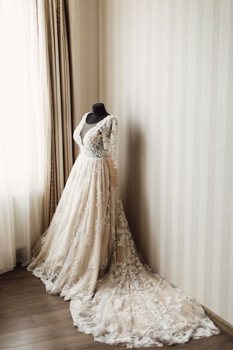 Beautiful wedding dress with plume is dressed on a mannequin | Free Photo Wedding Dresses Mannequin, Wedding Dresses On Mannequins, Wedding Dress On Mannequin, Wedding Dress Mannequin, Dress Manequin, Mannequin Ideas, Brunette Bride, Wedding Dress Photoshoot, Wedding Dress Photography
