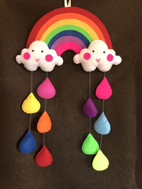 Wall Hanger Ideas, Wall Hanger Diy, Felt Cot Mobile, Rainbow Crafts For Kids, Rainbow Crafts Kids, Flori Din Lut, Felt Toys Diy, Rainbow Craft, Felt Name Banner