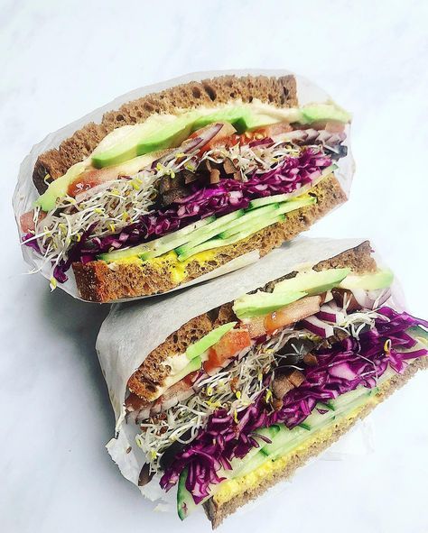 Alfalfa Sprouts Recipes, Hummus Avocado, Pickled Red Cabbage, Healthy Sandwich Recipes, Alfalfa Sprouts, Vegetarian Sandwich, Veggie Sandwich, Healthy Sandwiches, Black Olives