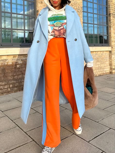 Blue Cold Outfit, Work Outfits Street Style, Winter Dopamine Dressing, Saturday Winter Outfit, Winter Colourful Outfits, Winter 2023 Outfits Casual, Bold Winter Outfits, Dopamine Dressing Fall, Comfy Colorful Outfits