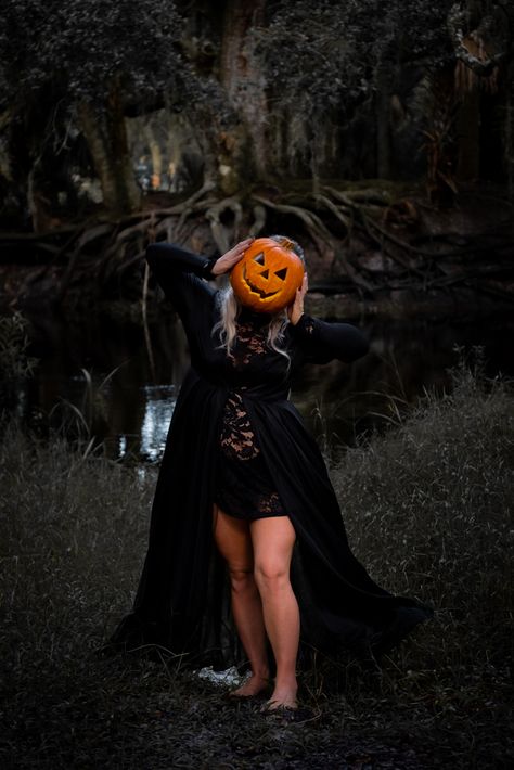 Best friends witch Halloween/Makeup Photoshoot Black Fall Photoshoot, Halloween Photoshoot Indoor, Halloween Photoshoot Women, Witchy Photoshoot Ideas, Coven Photoshoot, Spooky Photoshoot Ideas, Halloween Shot Ideas, Spooky Shoot, Spooky Photoshoot