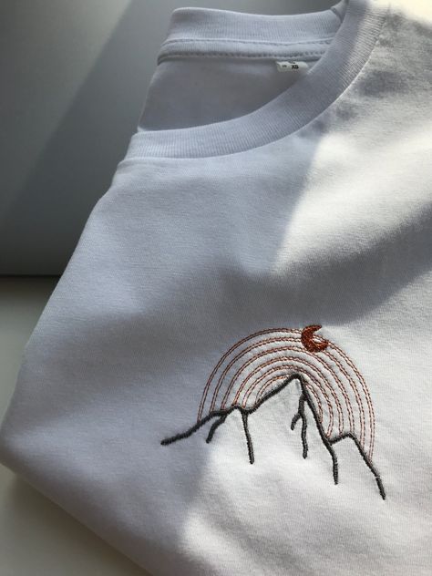 Tela, Embroidery On Mens Shirt, Hand Embroidery Tshirt Ideas, Embroidery Clothes T Shirts, T Shirt Embroidery Ideas For Men, Embroidery Products Ideas, Mountain Embroidery Simple, Embroidery Patterns For Men, Broderie Sur Tee Shirt