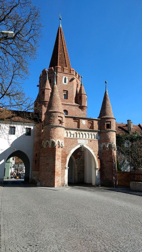 Kreuztor, Stadttor von #Ingolstadt Travel, Architecture, Ingolstadt, Bielefeld, Barcelona, Public Building, Barcelona Cathedral, House Styles, Building