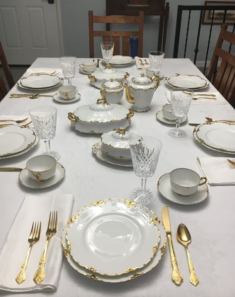 Dish Sets Dinnerware, Whispers Of The Heart, Kitchen Decor Collections, Haviland China, Crockery Design, Crockery Set, Gold Home Accessories, Simple Table Settings, Quirky Kitchen