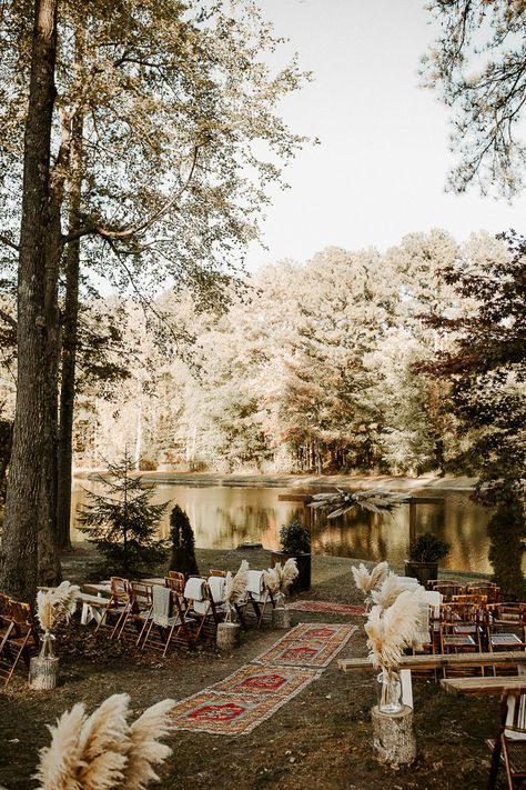 Fun Unique Wedding Reception Ideas, Fall Field Wedding Ideas, Classy Eclectic Wedding, Casual Wedding Venues, September Wedding Reception Ideas, Bohemian Wedding Venue Ideas, Backyard Wedding Tips, Outdoor Bohemian Wedding, Outdoor Boho Wedding Ideas