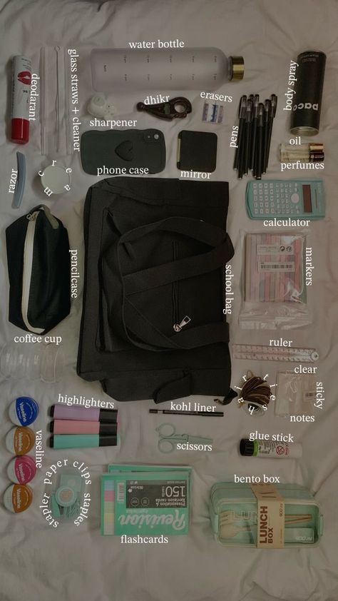 Things To Buy For School, Schul Survival Kits, Mochila Grunge, School Emergency Kit, School Backpack Essentials, Everyday Bag Essentials, Packing Bags Travel, School Bag Essentials, Backpack Essentials