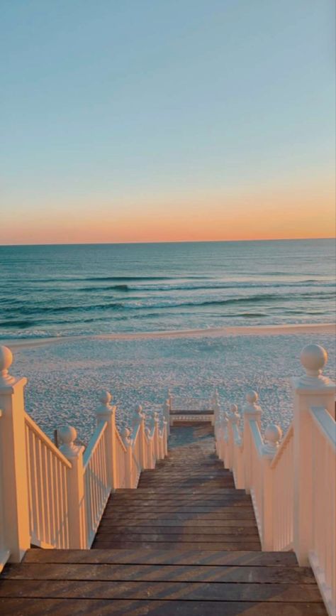 Beach House On The Beach, White House By The Beach, Beach House Aesthetics, Homes By The Beach, Seaside Beach House, Costal House Aesthic, Summer Beach House Decor, Sea Side Florida, California Beach House Aesthetic