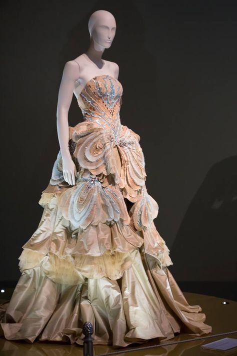 Valentin Yudashkin Valentin Yudashkin, Haute Couture, Couture, The Met Aesthetic, Red Carpet Outfit, Victorian Era Dresses, Golden Globes Red Carpet, Runway Fashion Couture, Star Wars Outfits