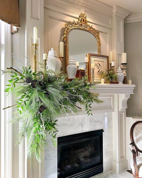 Natal, Christmas Mantel With Mirror, No Garland Christmas Mantle, Layering Pictures On Mantle, Christmas Mantle Without Garland, Lamp On Mantle, Garland On Mantle Christmas, How To Decorate A Mantle For Christmas, Christmas Mantel Decorations Fireplaces