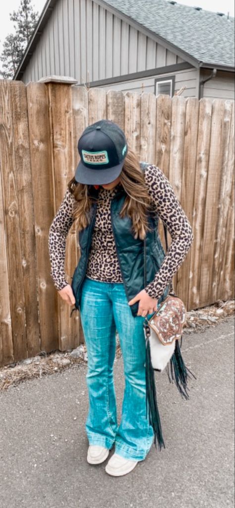 Cute Easy Western Outfits, Western Hawaiian Shirt Outfit, Cameo Outfits For Women, Cozy Fits Winter, Western Flannel Outfits Women, Bon Fire Outfit Winter, Fair Rodeo Outfit Ideas, Hardy Concert Outfit Winter, Cute Winter Western Outfits Women