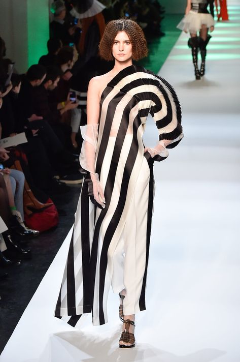 Haute Couture, Couture, Stripe Fashion Runway, Stripes Fashion Runway, Circus Runway Fashion, Fashion Line Up, Zig Zag Pattern Design, Best Runway Looks, Striped Fashion
