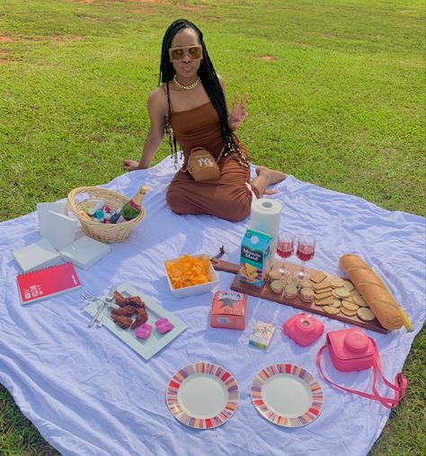 Cute Girly Picnic Ideas, Picnic Ideas Black People, Picnic With Girlfriends, Picnic Date Outfits Black Women, Black Couple Picnic Date, Picnic Date Aesthetic Black Couple, Picnic Date Ideas Black Couples, Black People Picnic, Lesbian Picnic Date Ideas