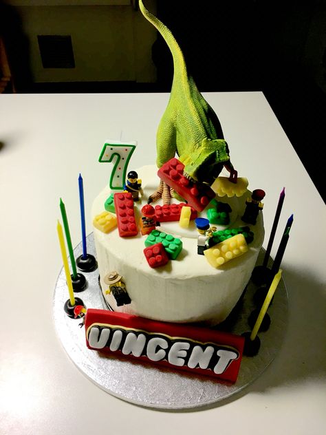 Jurassic Park Cake Easy, Jurassic Lego Cake, Lego Dinosaur Birthday Party, Dinosaur Lego Cake, Lego Jurassic Park Cake, Jurassic World Lego Cake, Dinosaur Lego Birthday Party, Lego Jurassic World Cake, Lego Dinosaur Cake